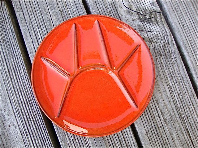 6 compartmentalized plates in red enamelled sandstone