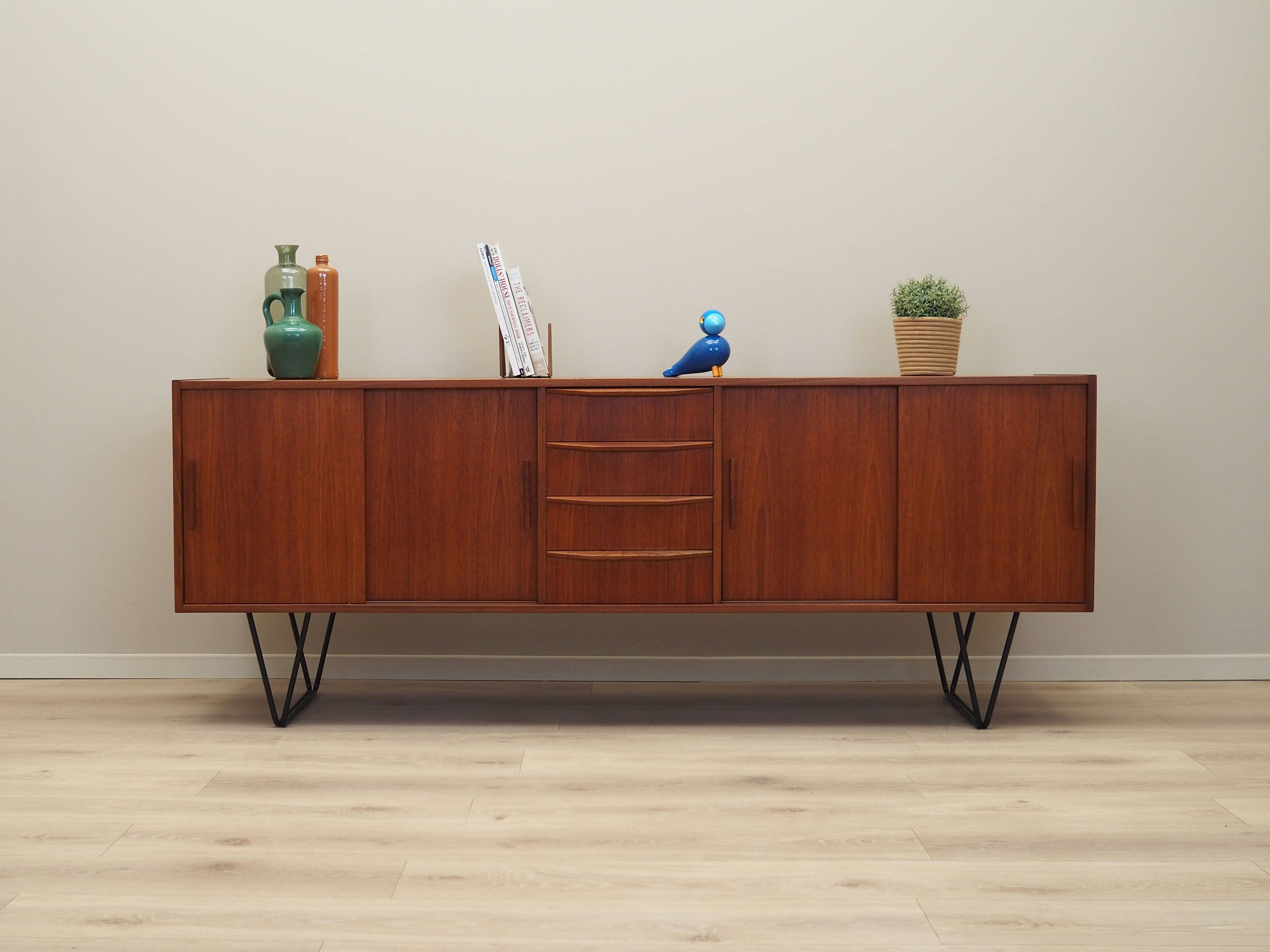 Buffet en teck, design danois, années 1970, production : Danemark