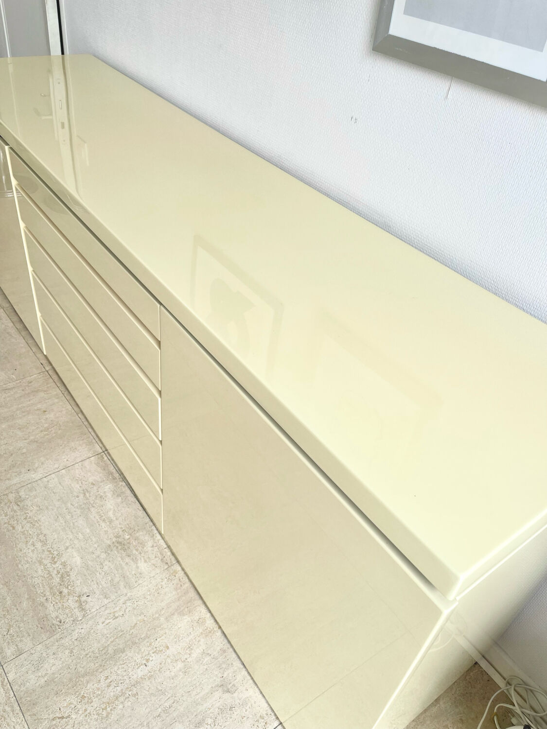 Buffet Jean-Claude Mahey in beige lacquer and brass – circa 1970