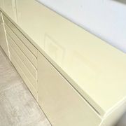 Buffet Jean-Claude Mahey in beige lacquer and brass – circa 1970