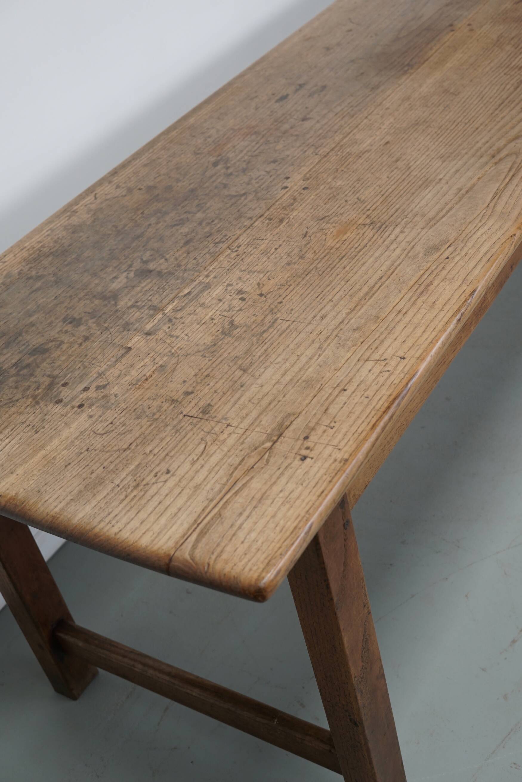 Grande table à manger rustique française du XIXe siècle en orme et chêne