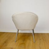 Fauteuil coque beige ivoire des années 70 sur pieds métal gris - magnifique