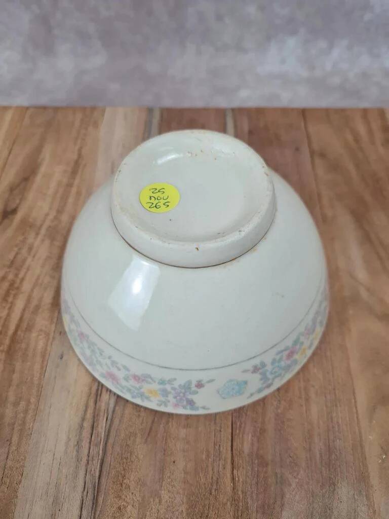 Small antique flowered bowl – vintage earthenware, very pretty decoration.