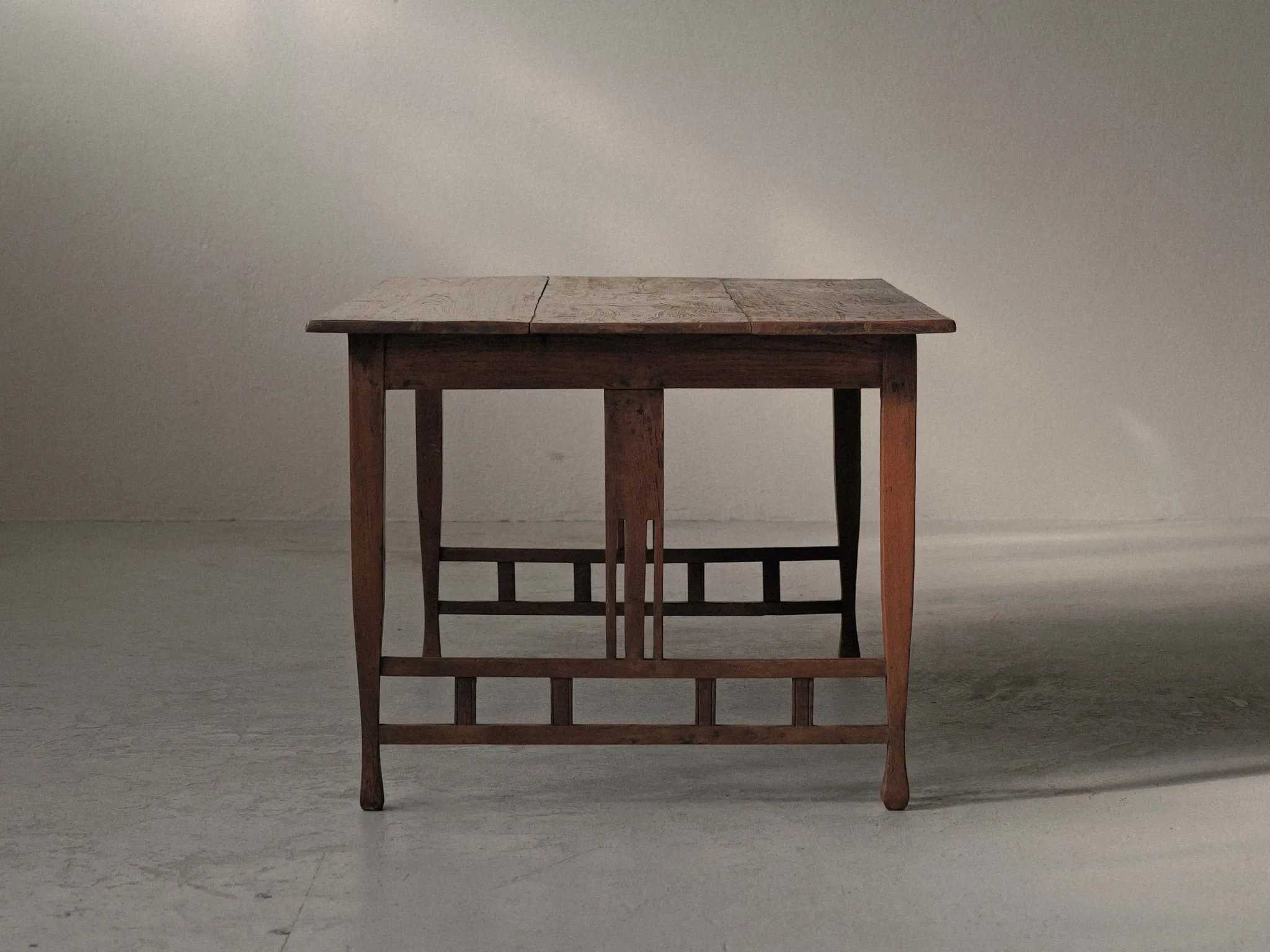 Arts & Crafts table in solid oak, around 1900