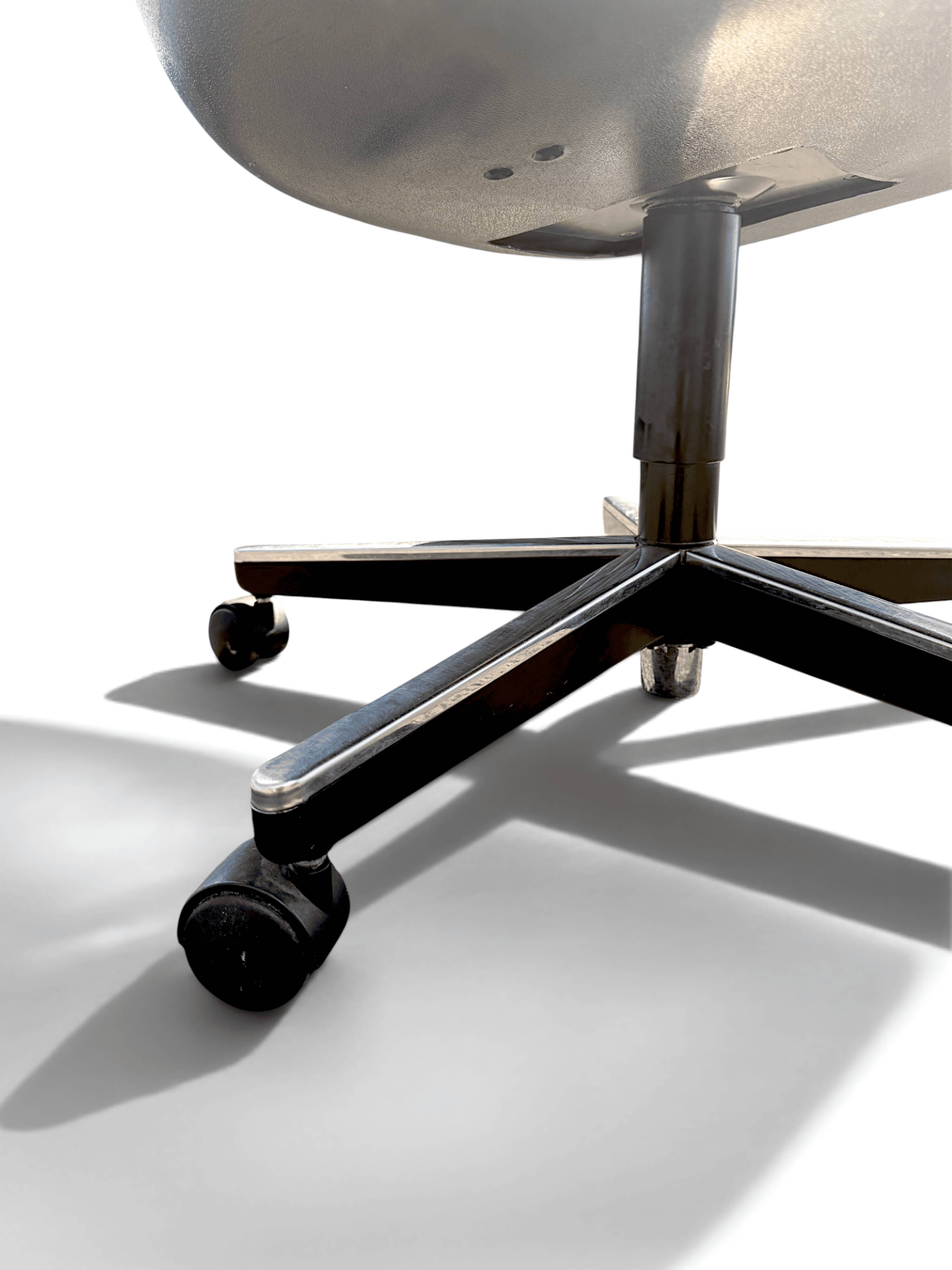 Charles Pollock Knoll office chair in black leather without armrests.