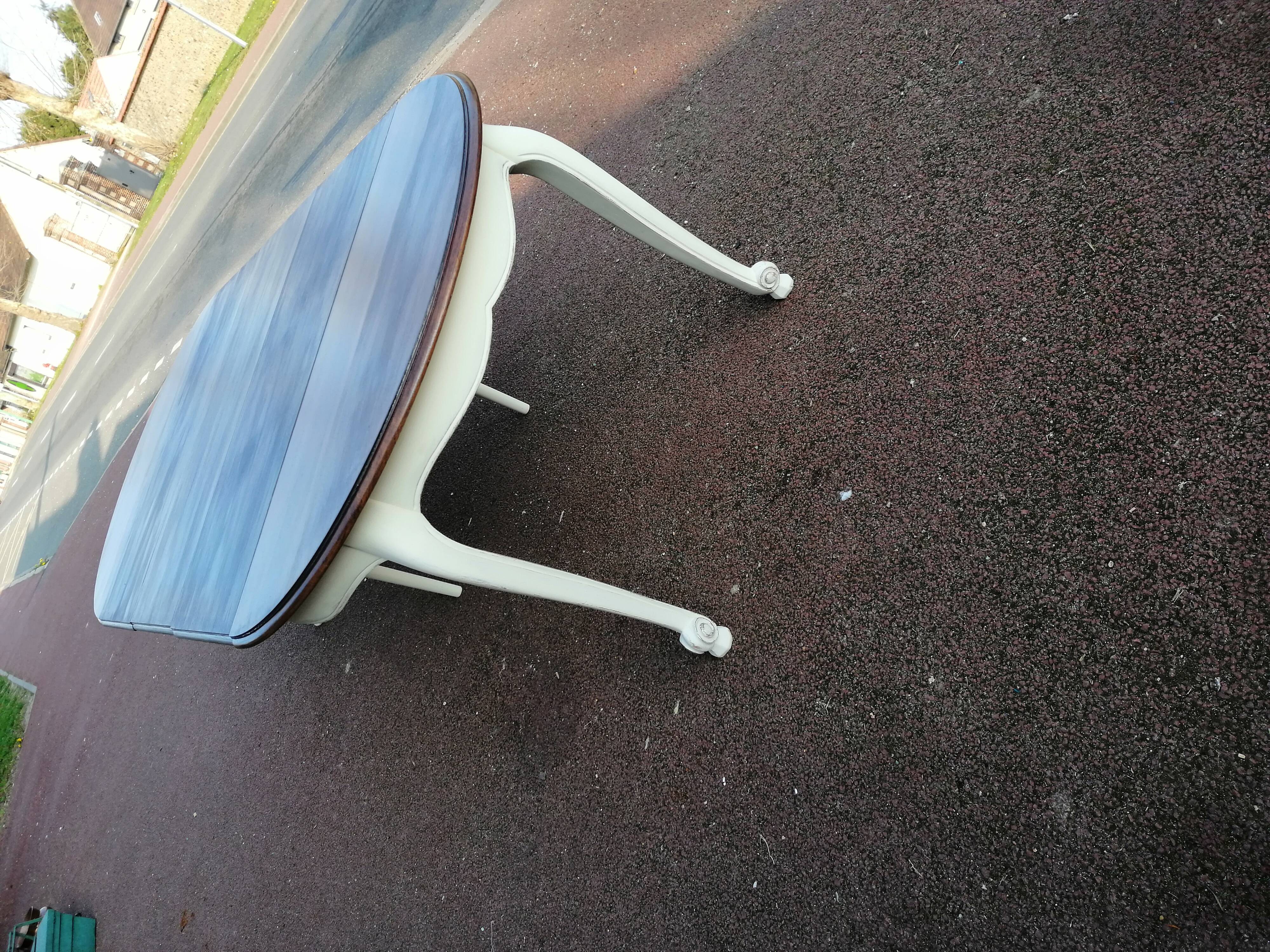 Extendable round table Louis XV style