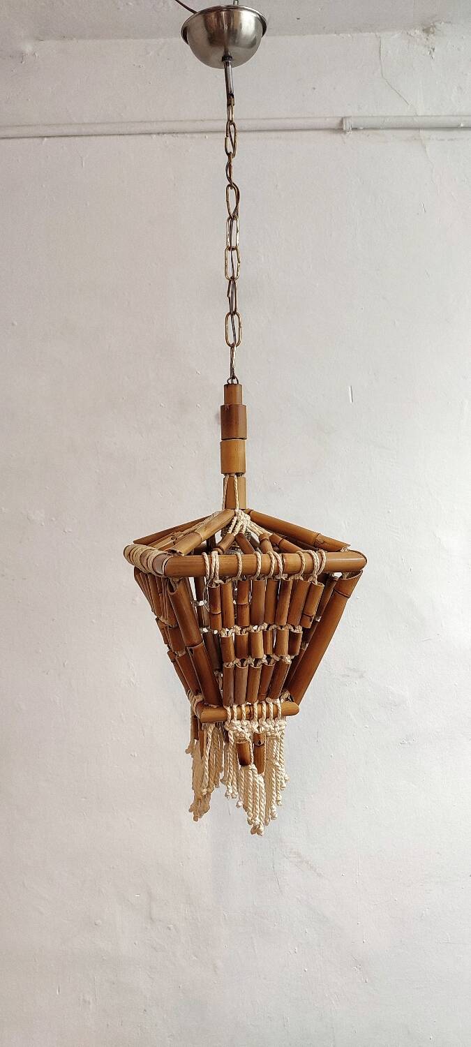 Lámpara de techo de bambú y macramé. Spain, 1980s.