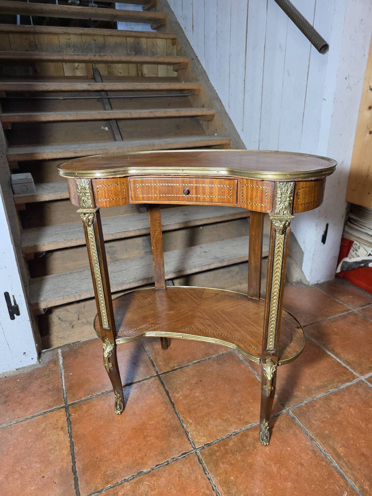 Kidney-shaped bedside table in Louis XV style with marquetry.