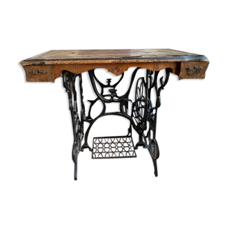 Courthiade period sewing machine