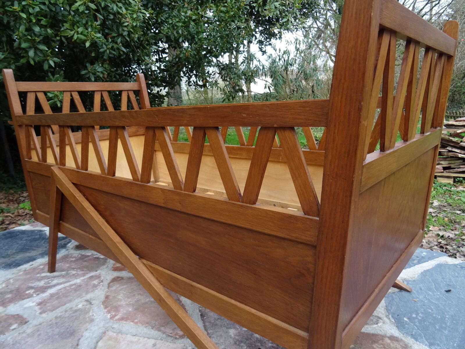 Oak crib, compass feet