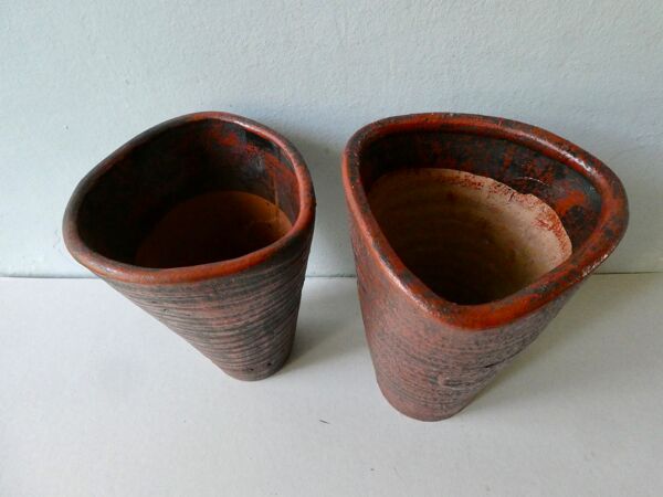 Paire de vases en terre cuite émaillée rouge, signé