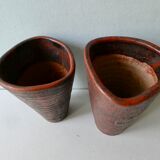 Paire de vases en terre cuite émaillée rouge, signé