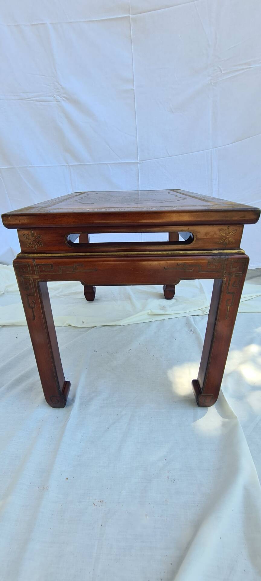 Table basse chinoise laquée type "kang" du XX.