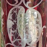 Ancien vase en cristal rouge gravé