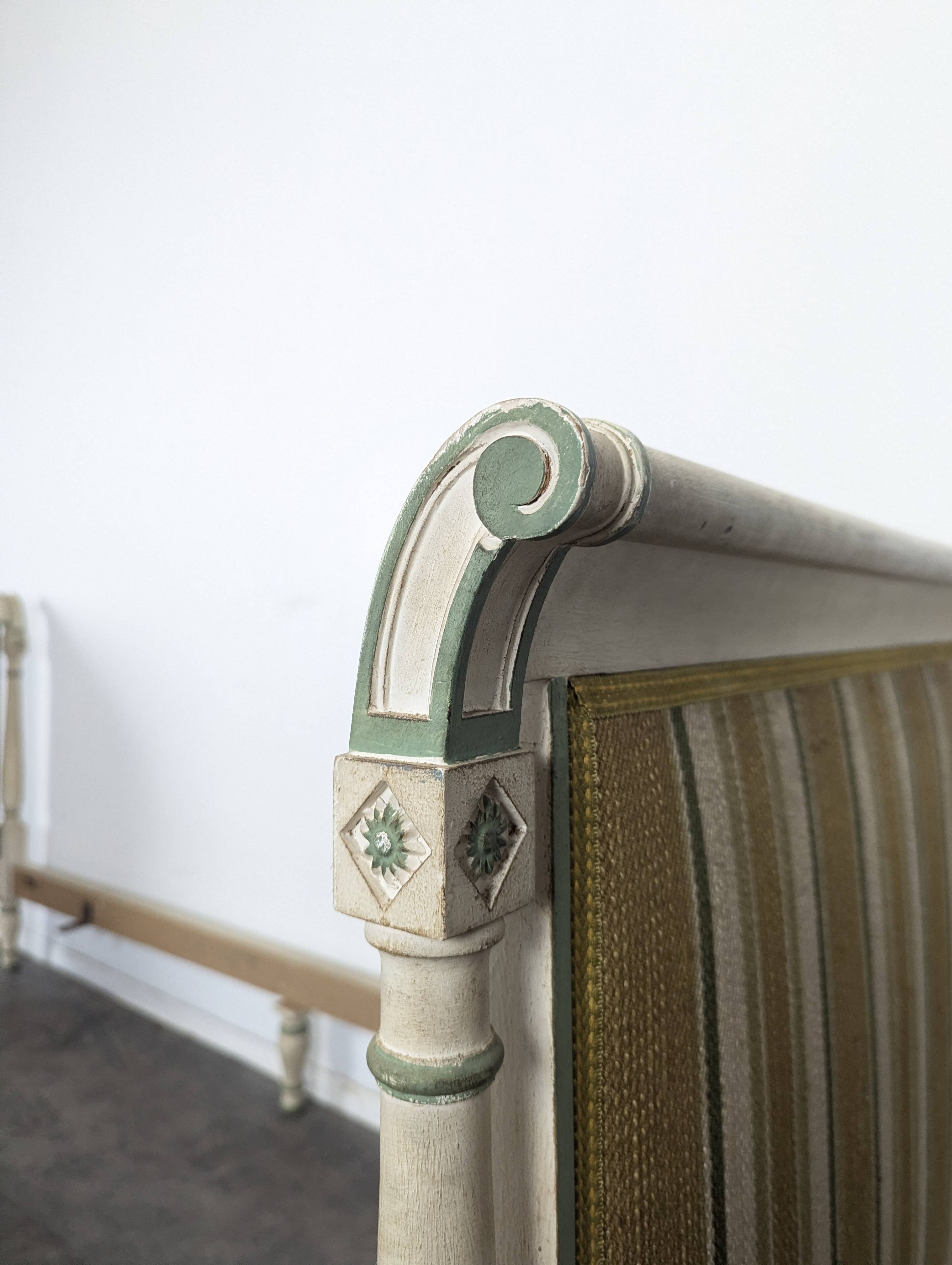 Lit de repos Directoire en bois laqué crème et vert