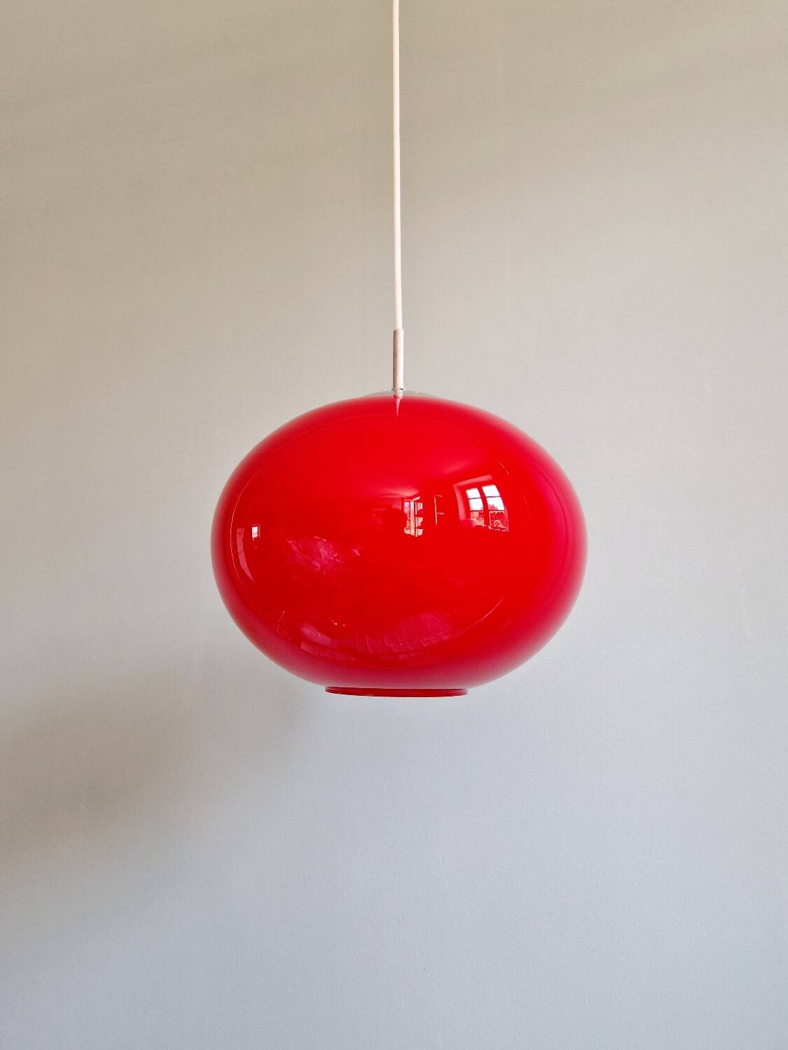 Grande suspension Space Age en opaline rouge, années 1960-70