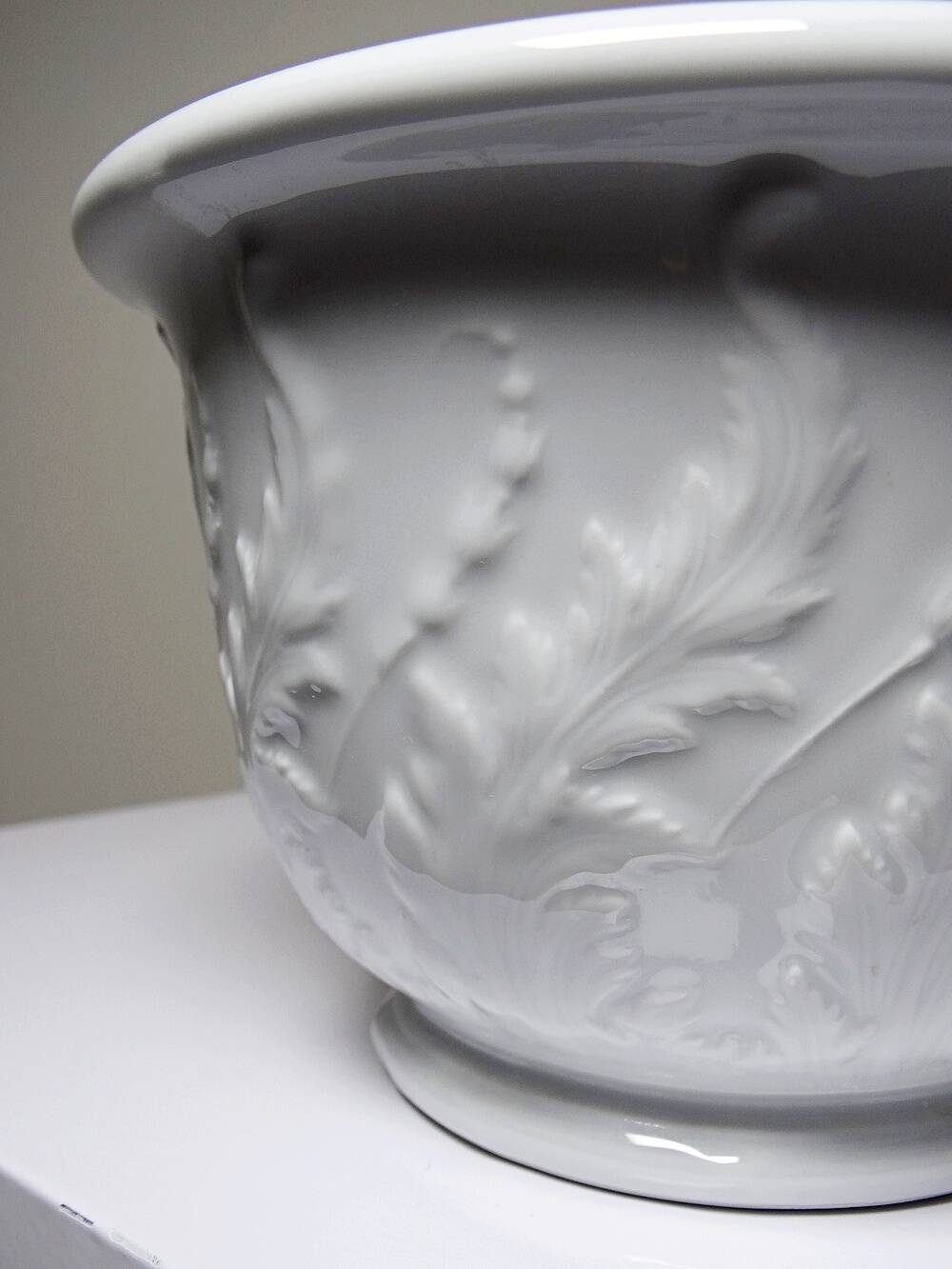 Antique cache-pot in Limoges porcelain with a relief decoration of foliage.