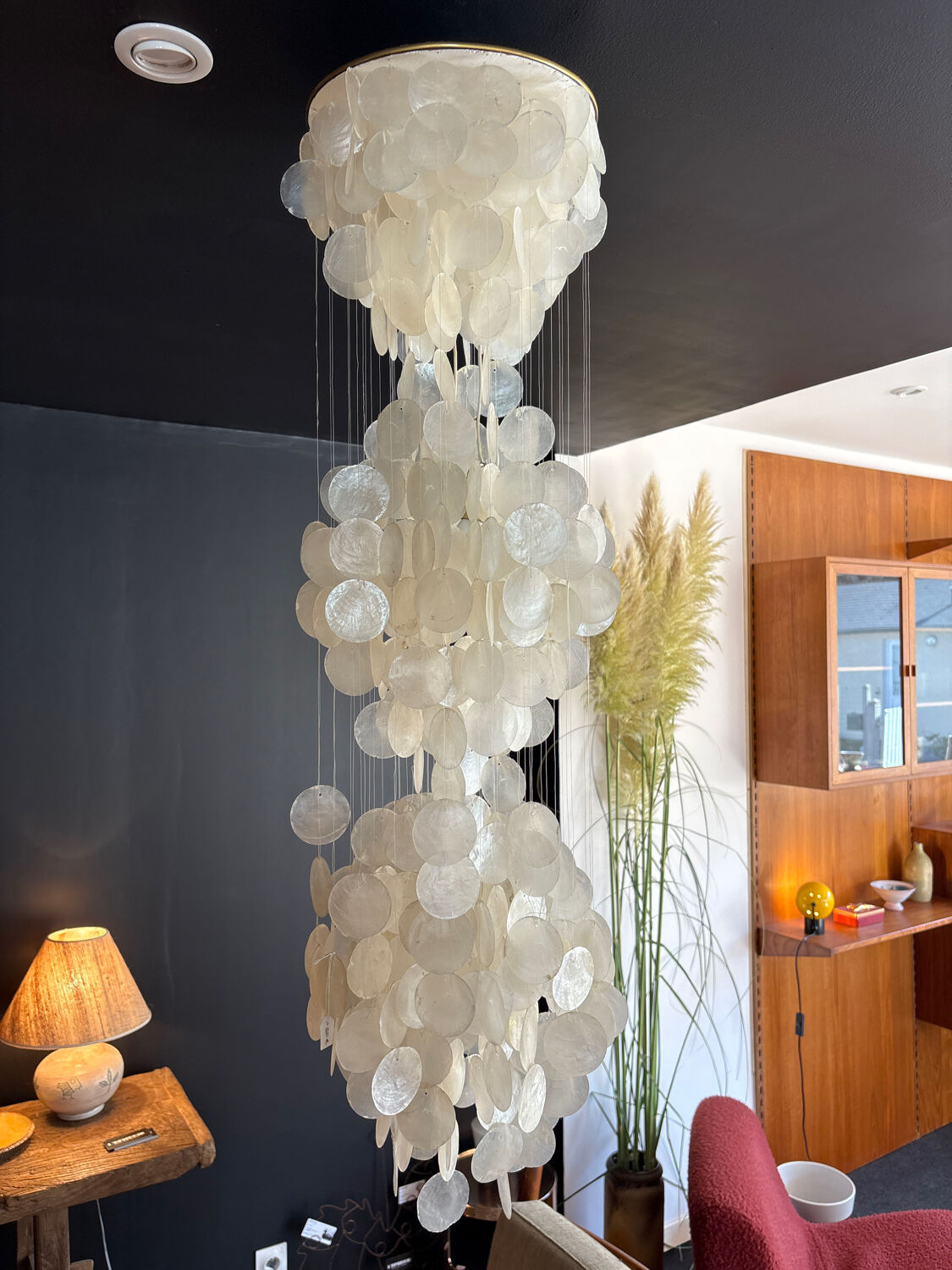 Mother-of-pearl suspension