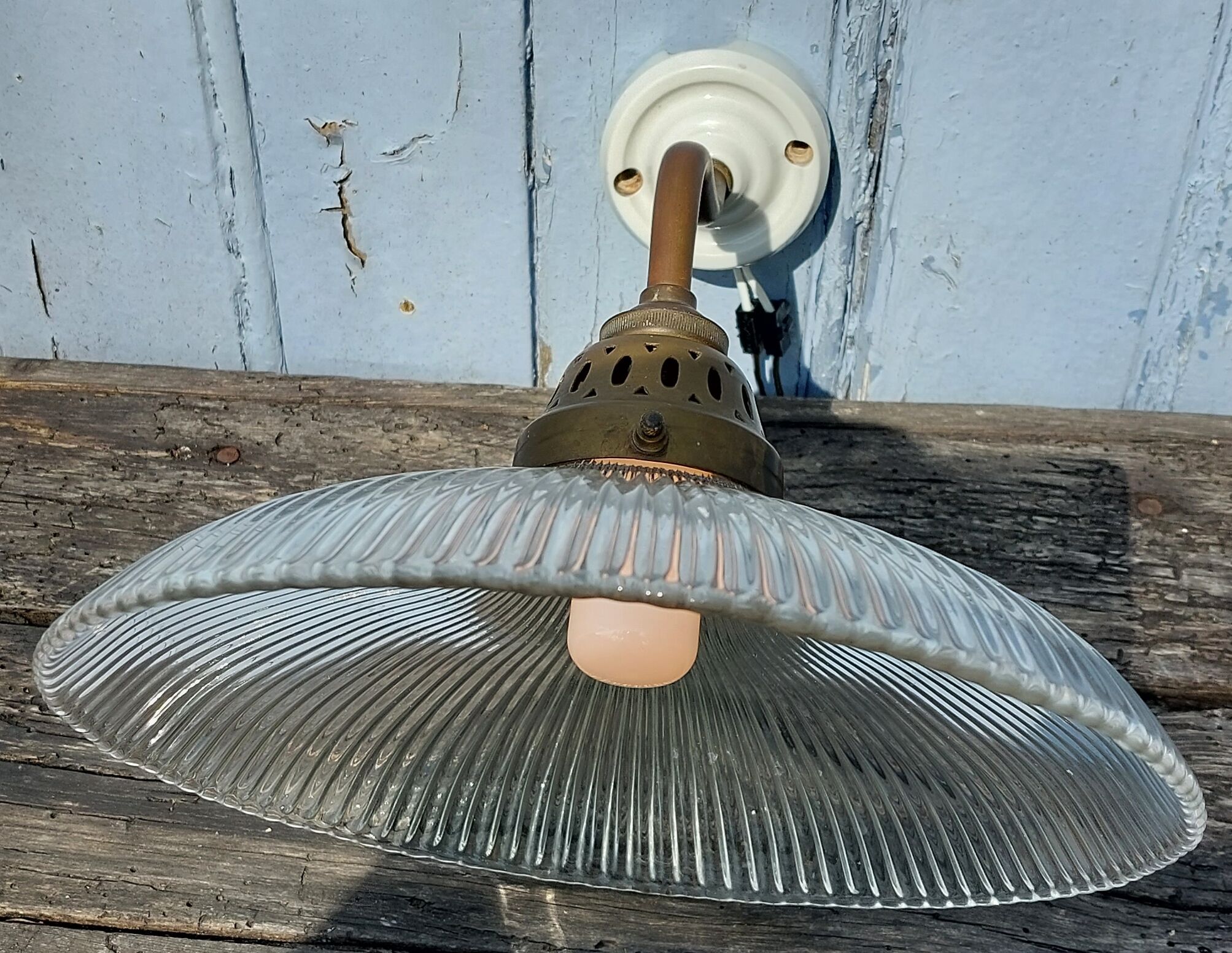 Holophanous wall lamp