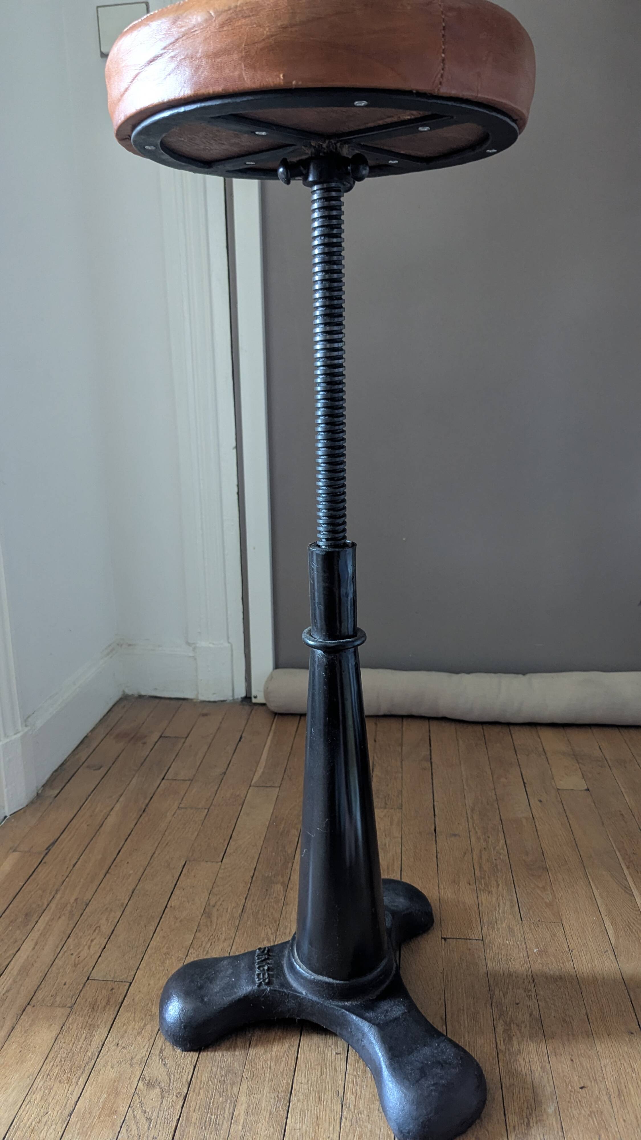 Tabouret en fonte Singer
