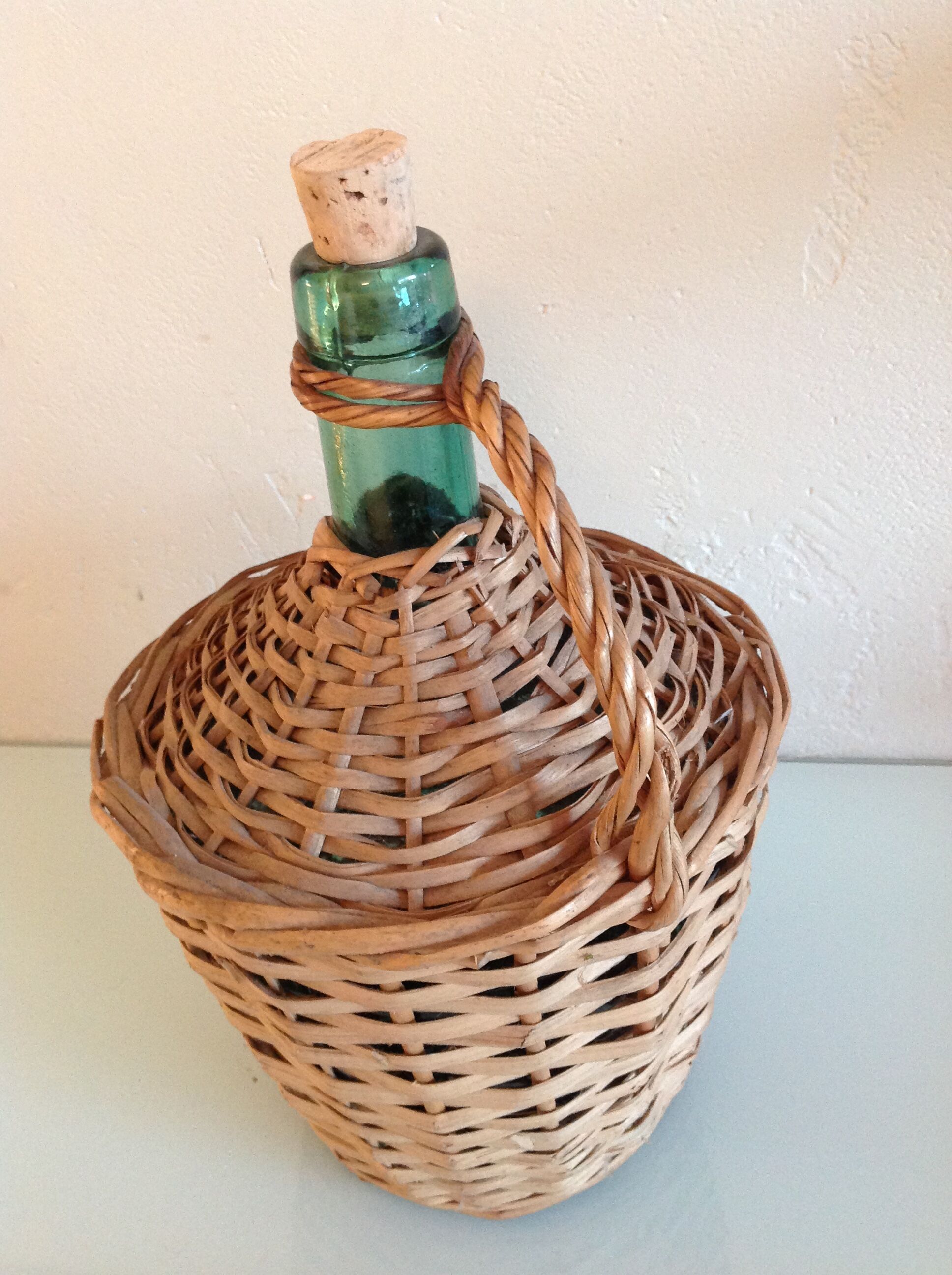 Bonbonne verte avec habillage en osier années 60/70