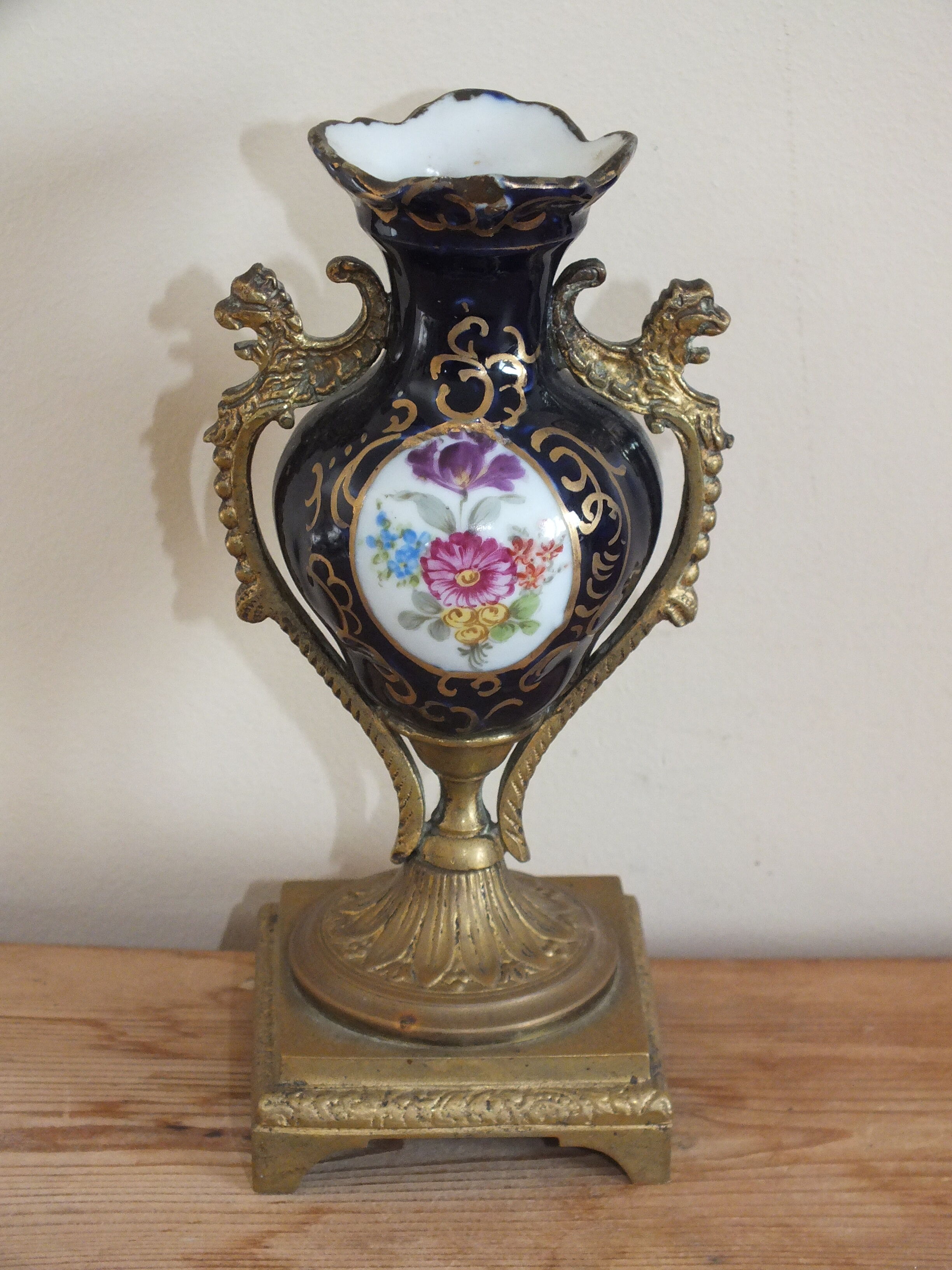 Medicis vase in porcelain