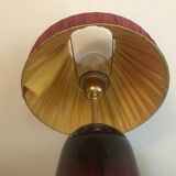 Lampe en verre teinté rouge avec abat-jour plissé