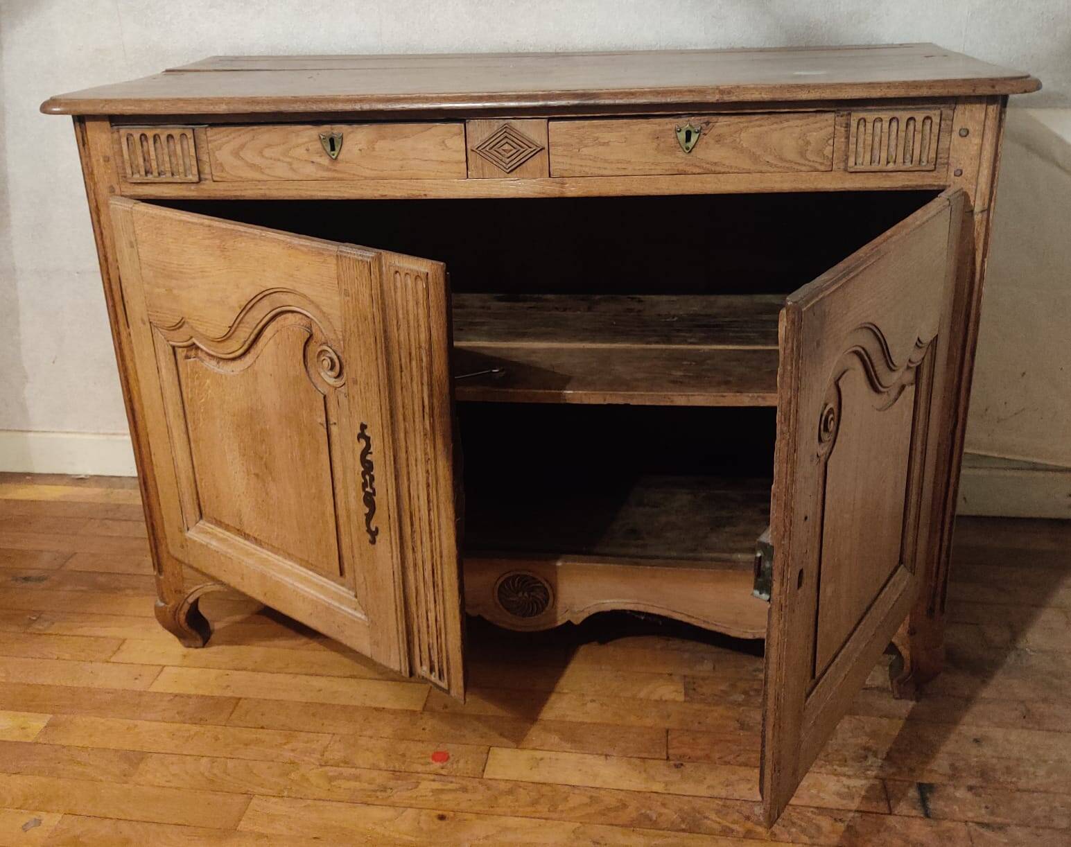Wooden chest of drawers
