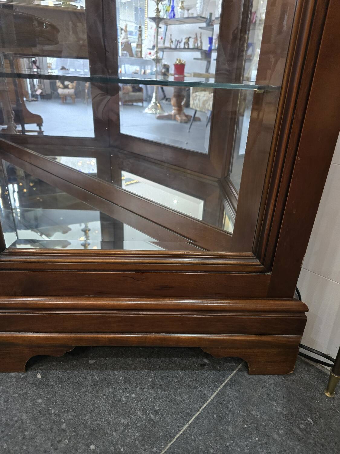 Vitrine hexagonale vintage en bois et verre – éclairé-Style classique