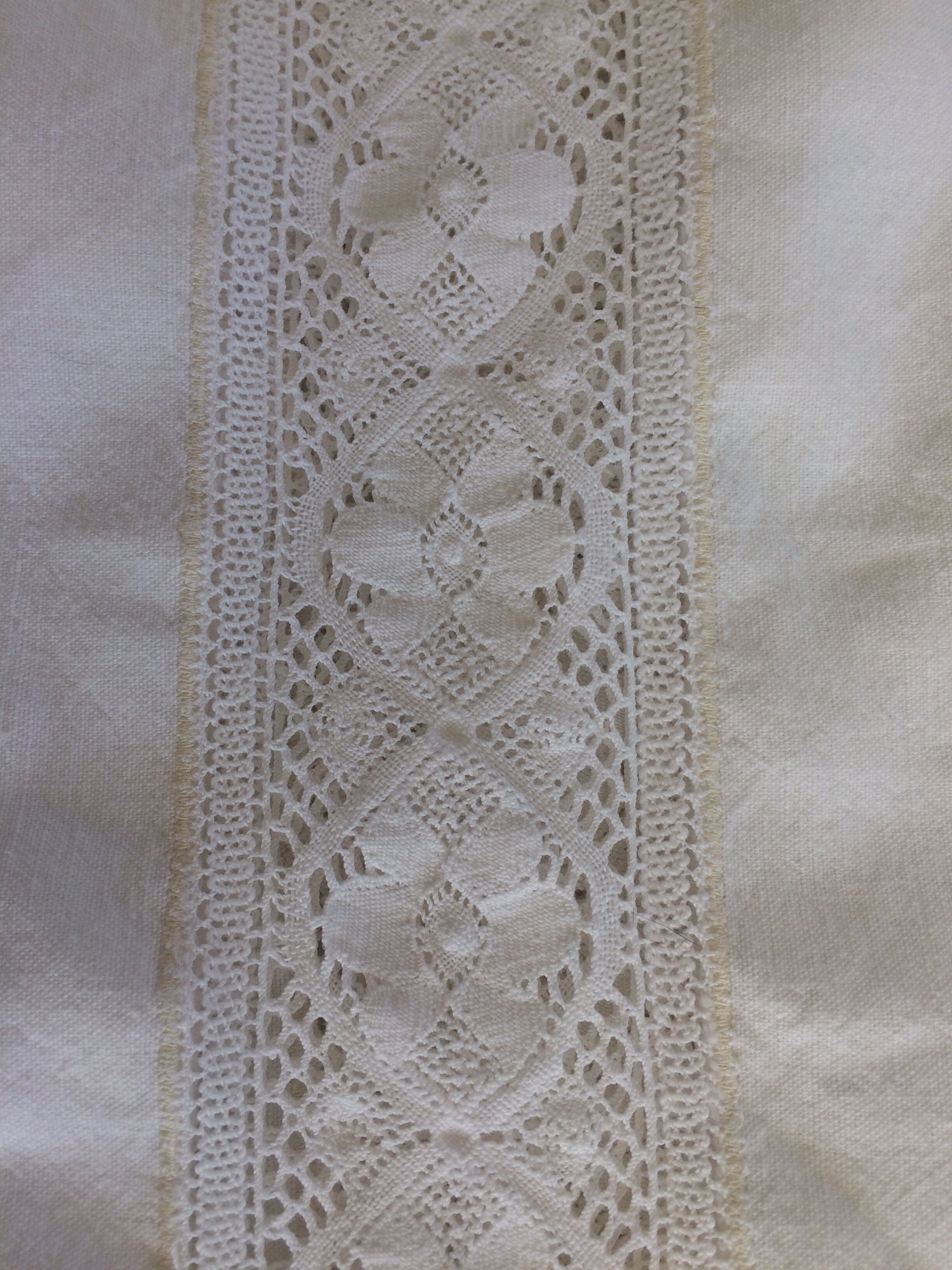 Linen sheet bordered by a wide lace and between two of lace