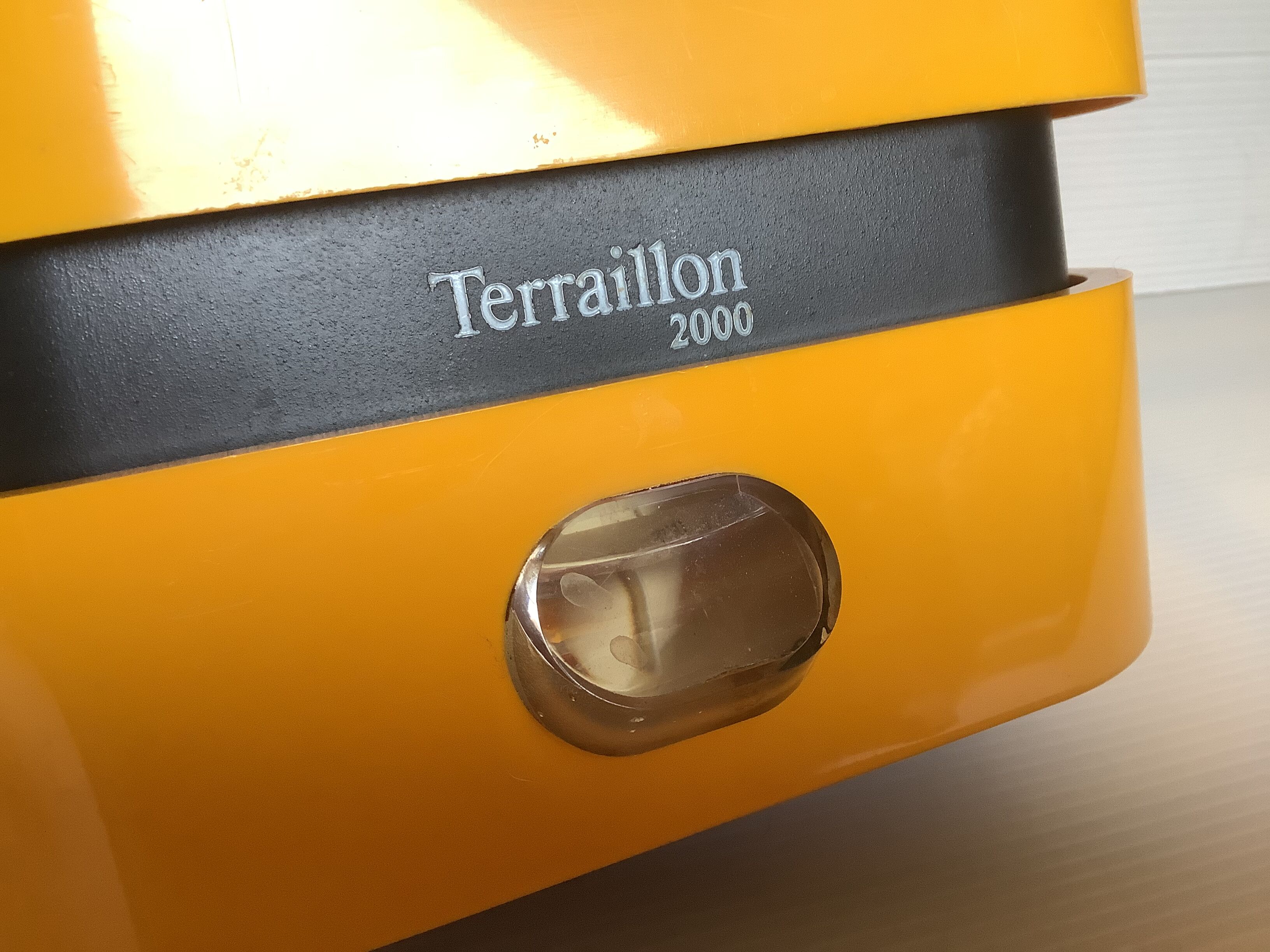 Old yellow scale terraillon 2000