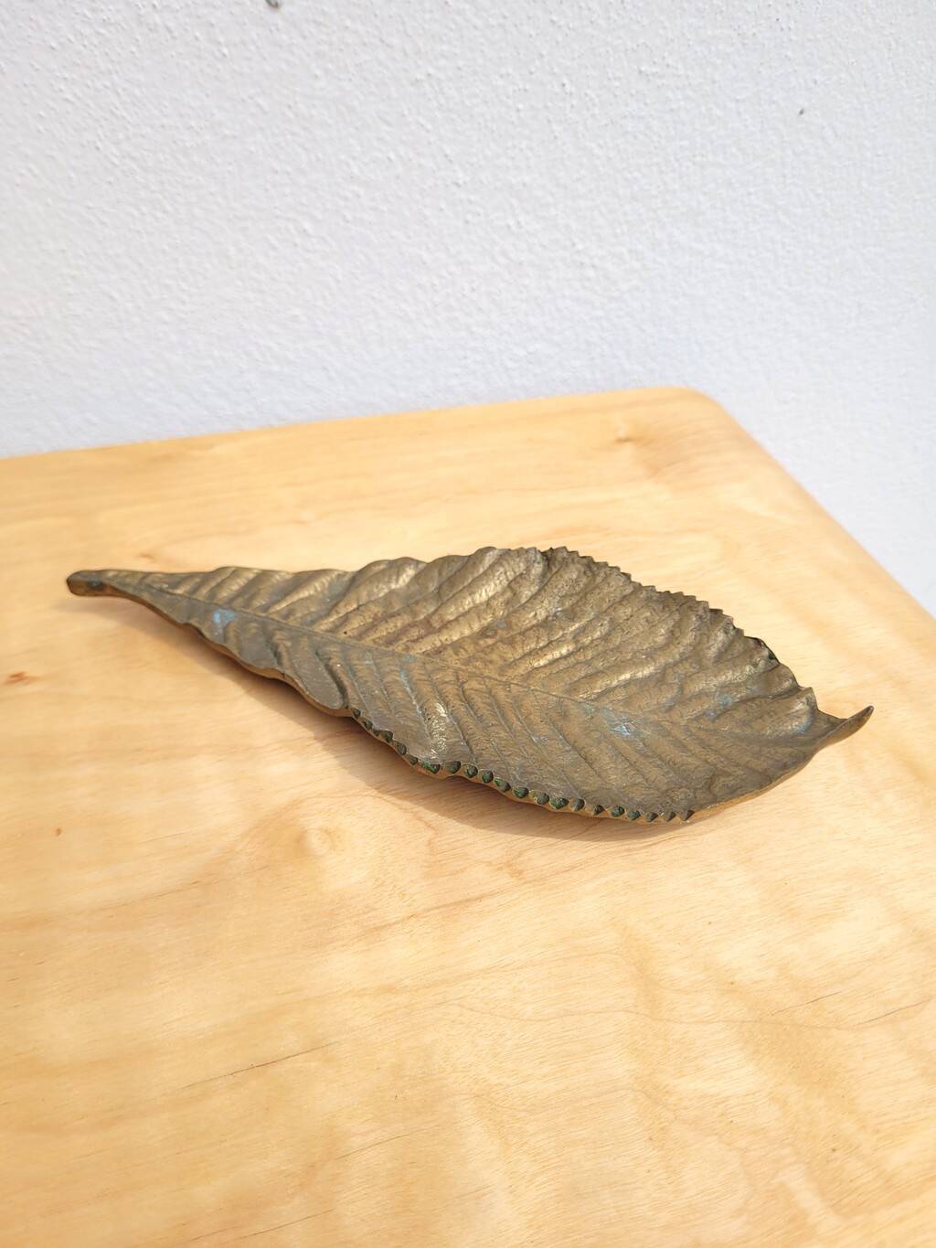Bronze leaf-shaped pocket emptier