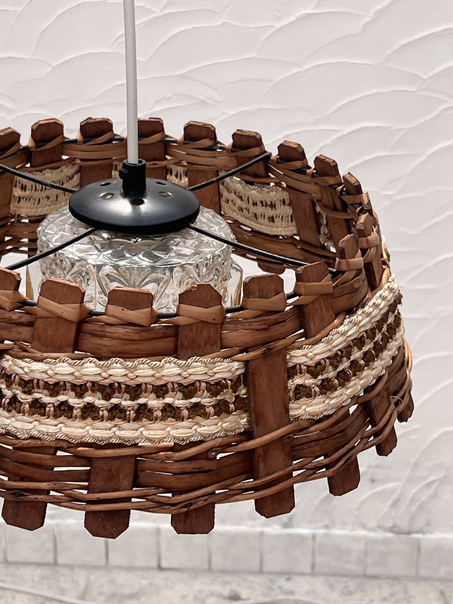 Suspension en bois et osier