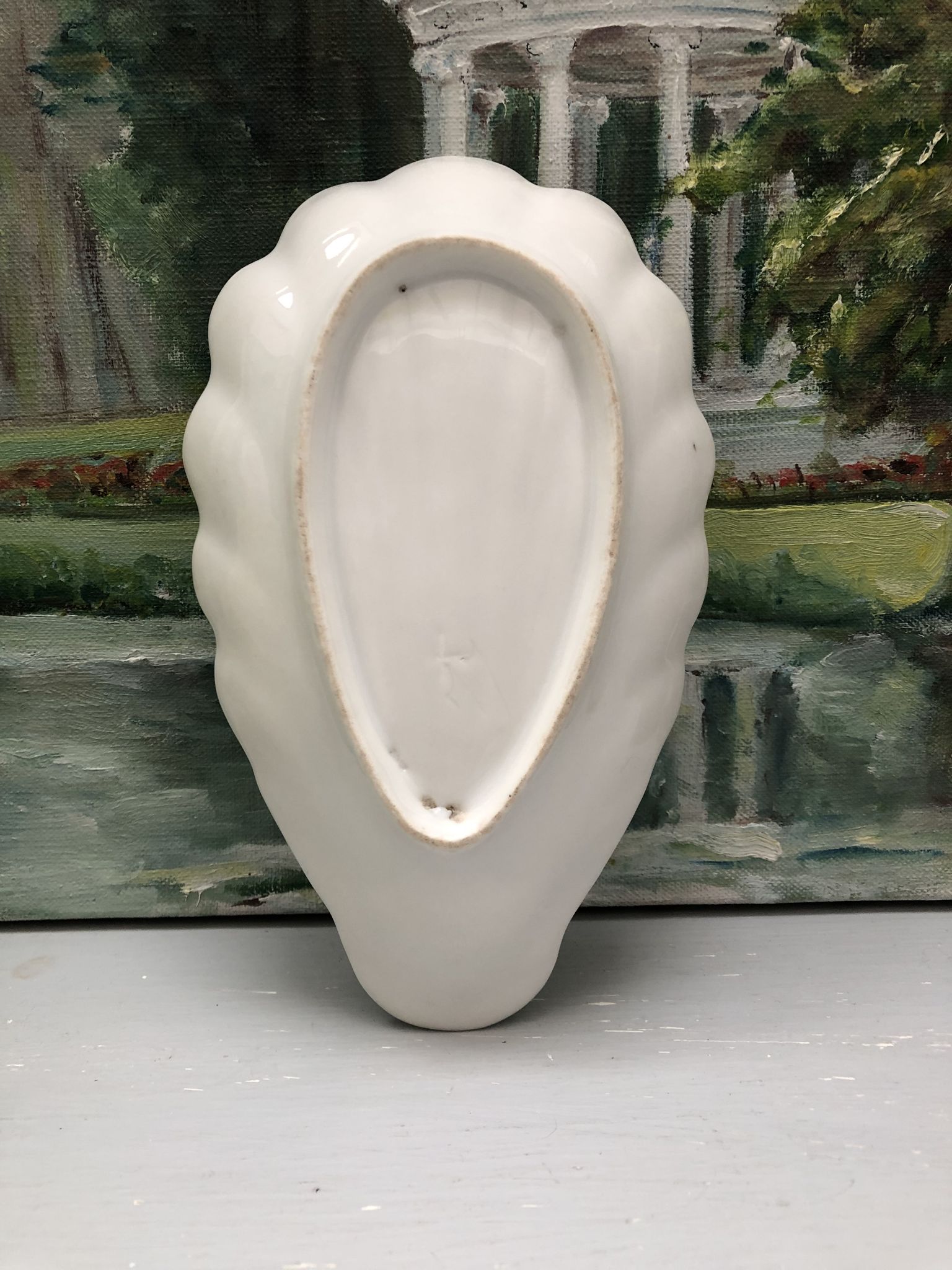 Trinket bowl in antique porcelain, shell-shaped