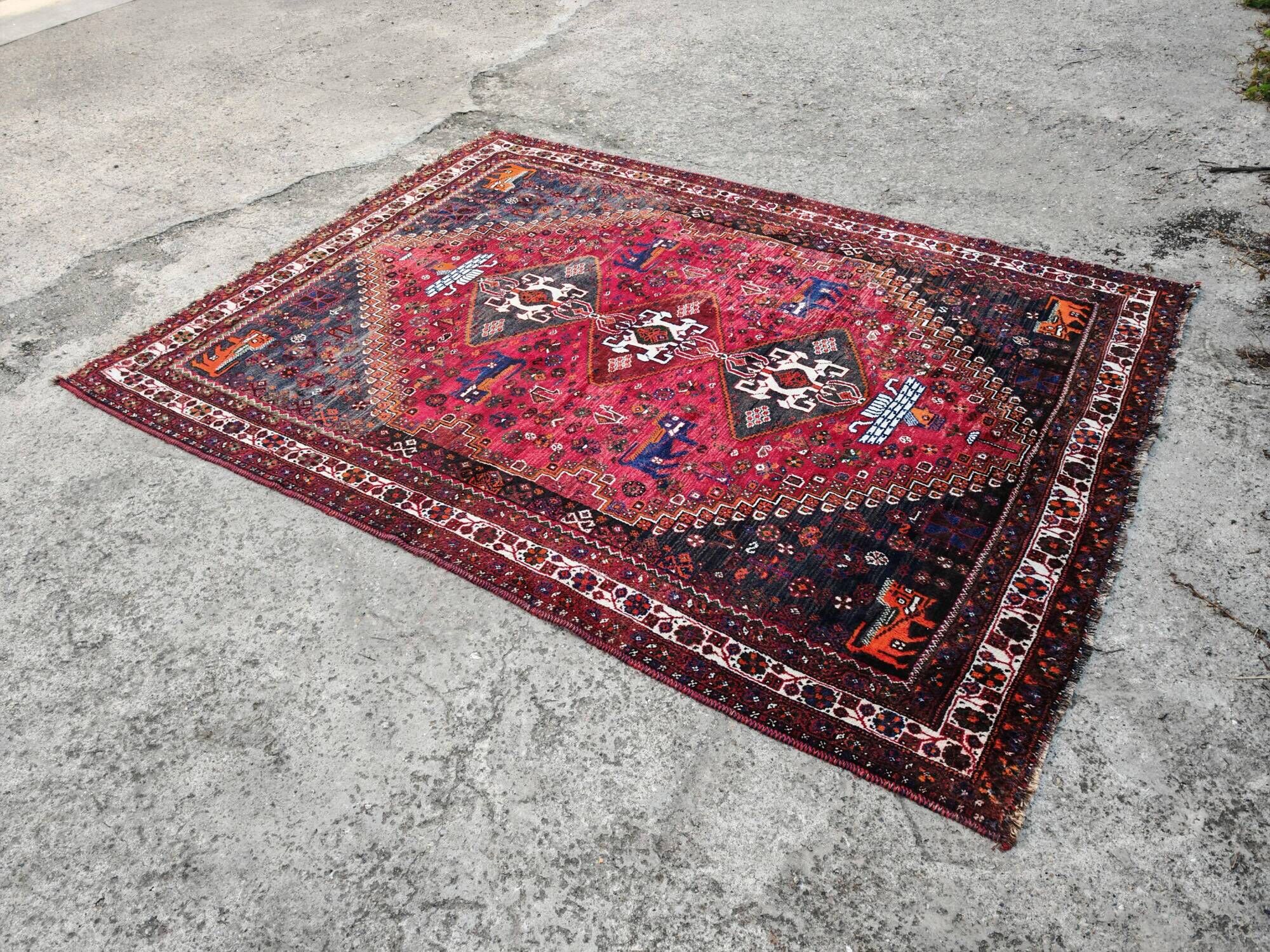 Large Persian carpet XL from Shiraz with Persepolis patterns, hand-knotted in naturally dyed wool.