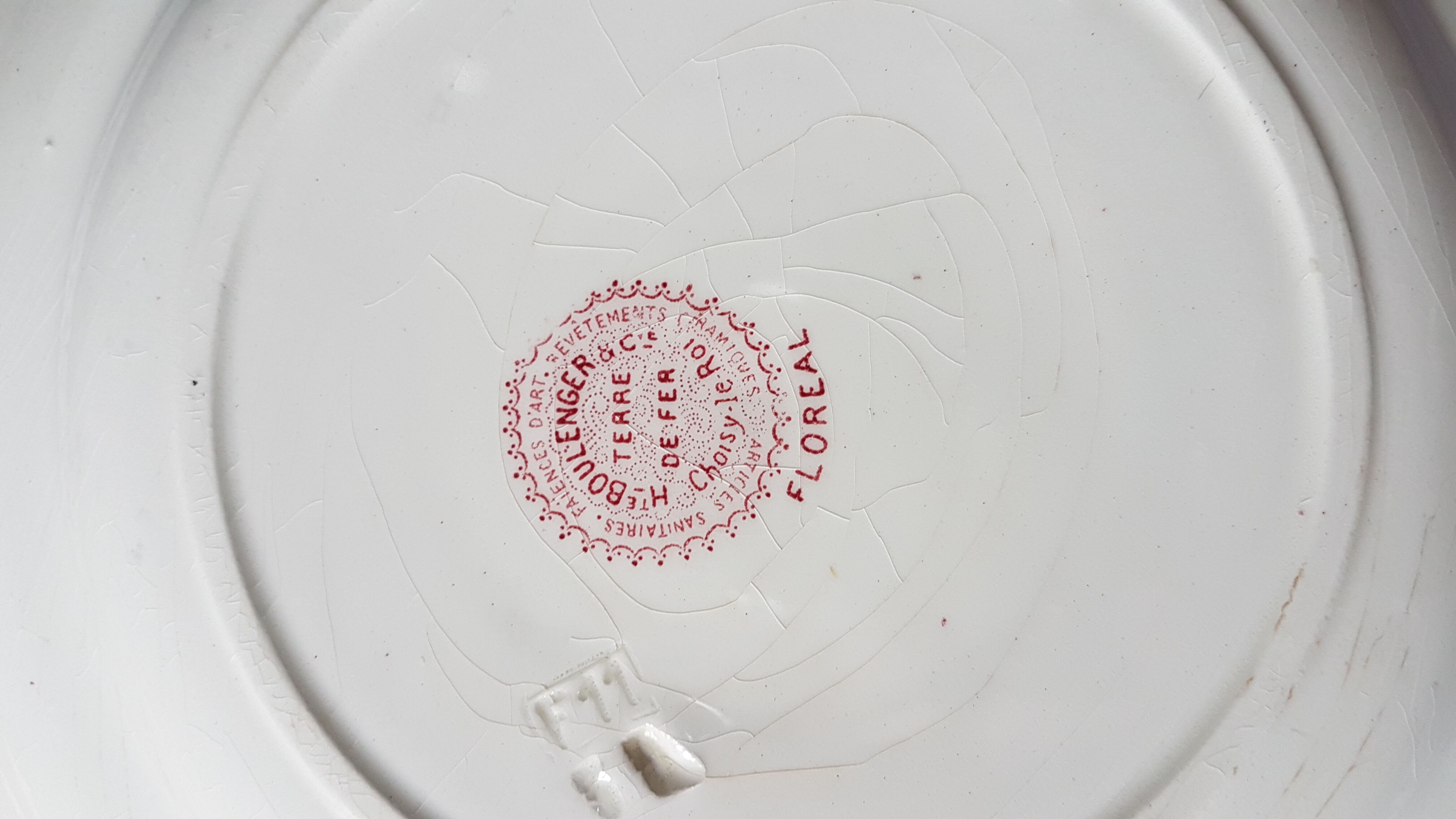 Paire d'assiettes en faïence à décor de fleurs