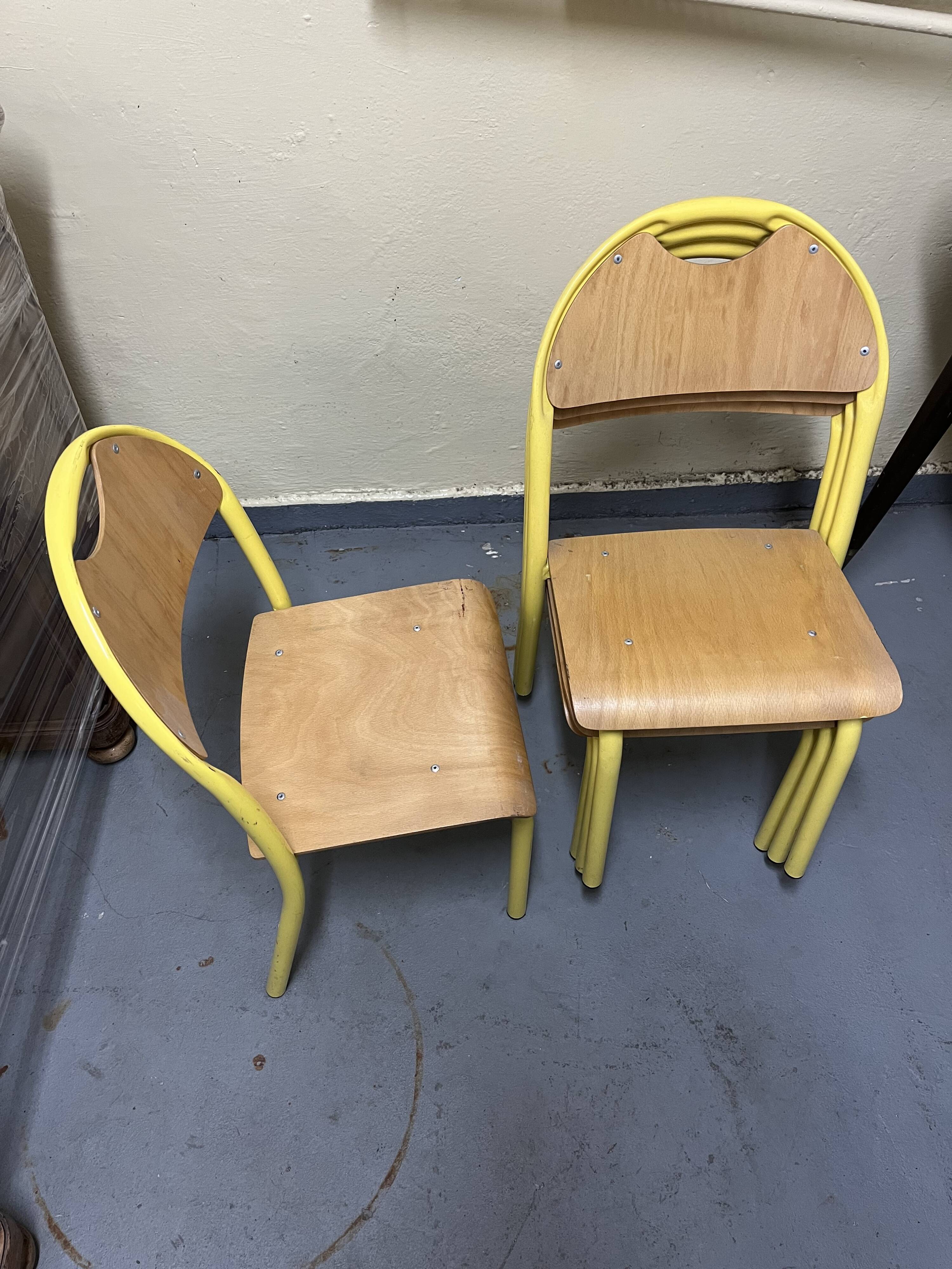 Chaises d'école style vintage