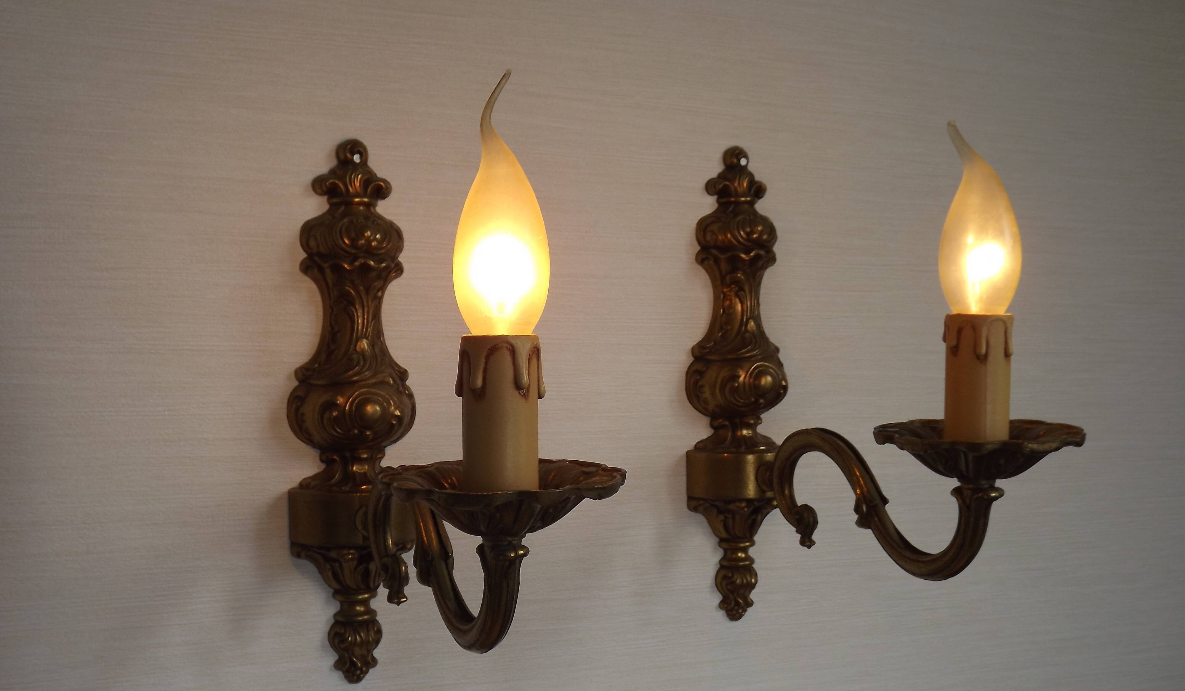 Pair Of Elegant Vintage French Traditional Style Bronze Single Wall Lights
