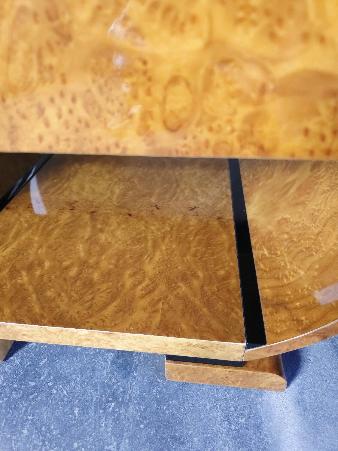 Paire de tables de chevet Art déco en ronce de noyer et laiton