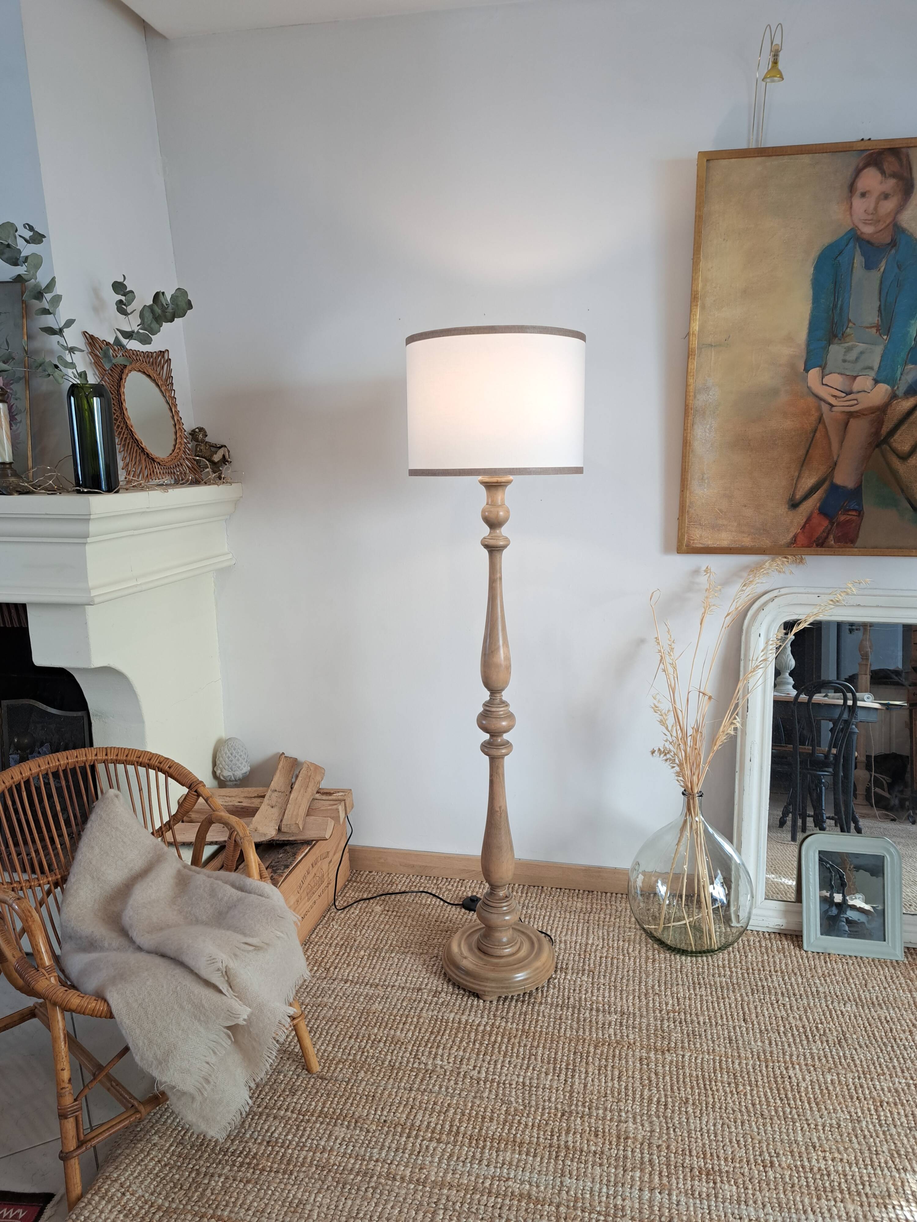 Vintage floor lamp in turned wood with an aged effect.