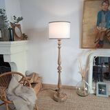 Vintage floor lamp in turned wood with aged effect.