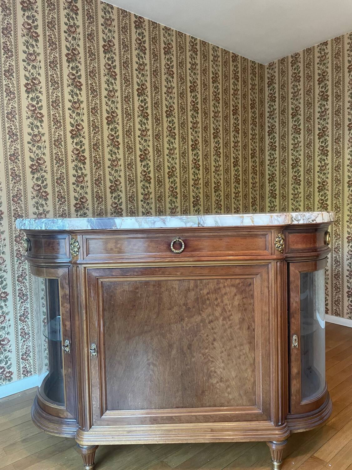 Meuble d’appui Louis XVI en bois précieux, marbre et vitrine – Haentgès Frè