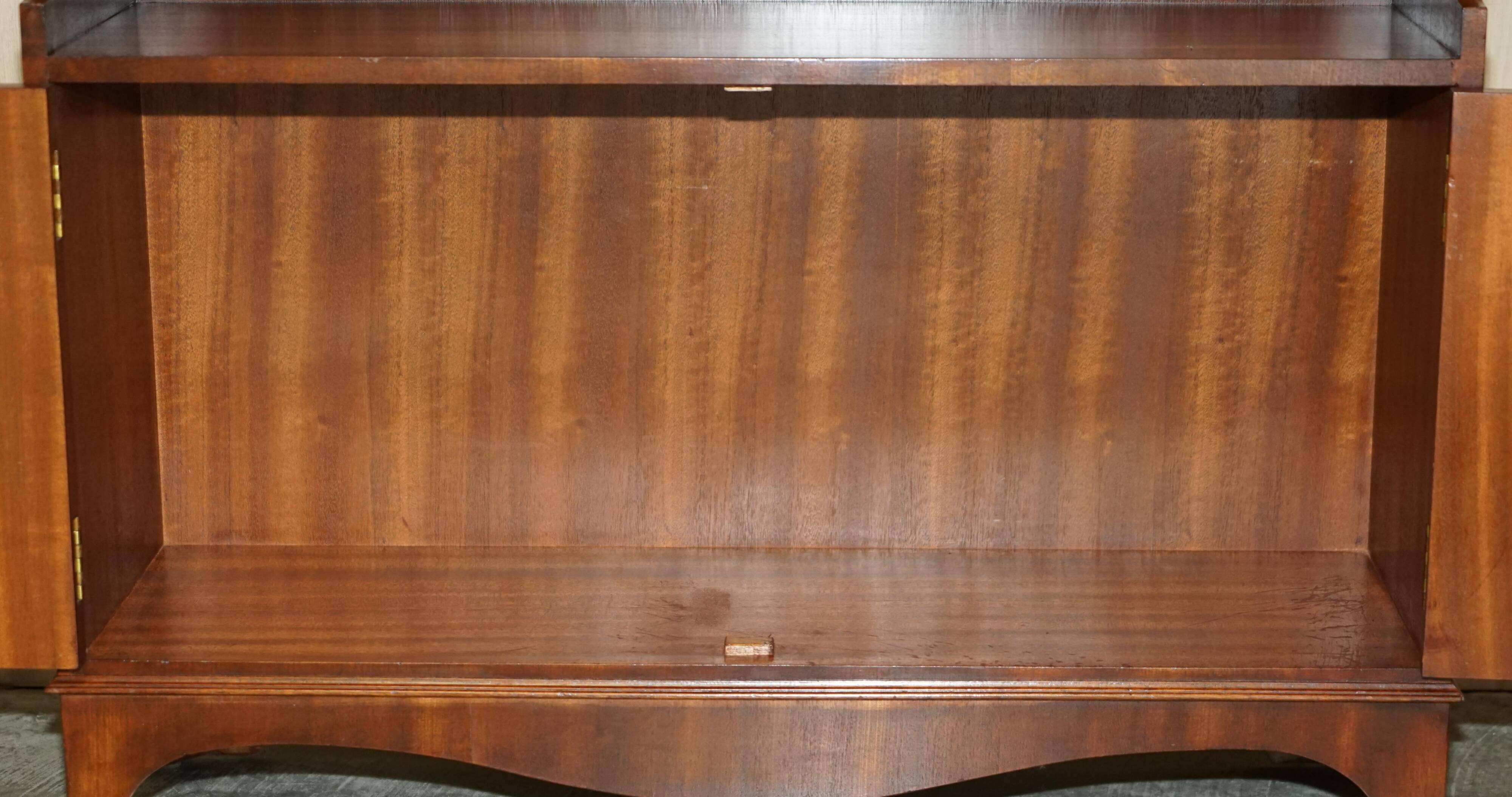 Pair of Open Low Bookcases in Flamed Mahogany