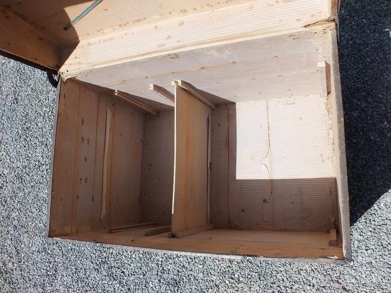 Curved trunk Moynat with compartments