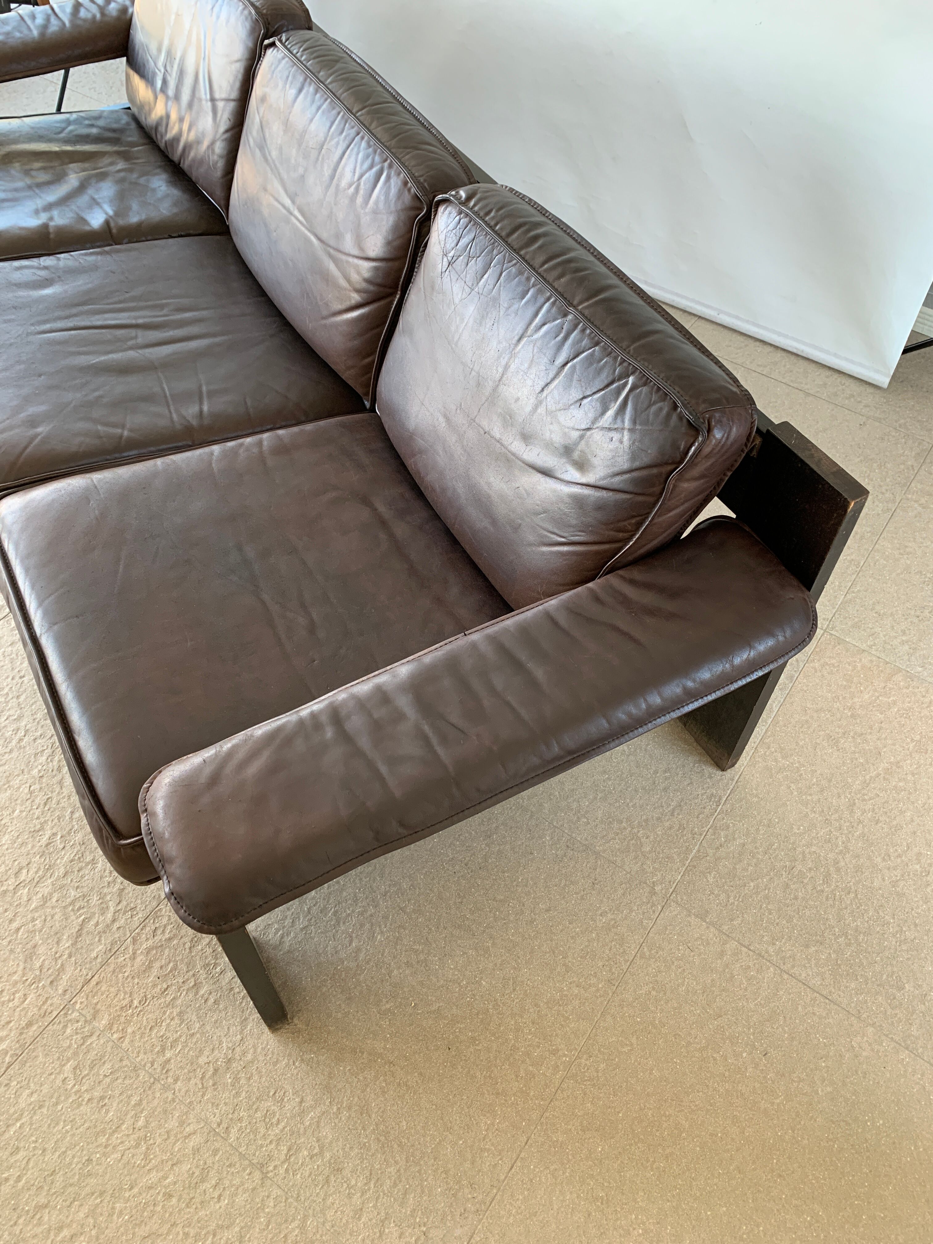 Brutalist sofa in brown leather by Harry de Groot for Leolux, 1970.