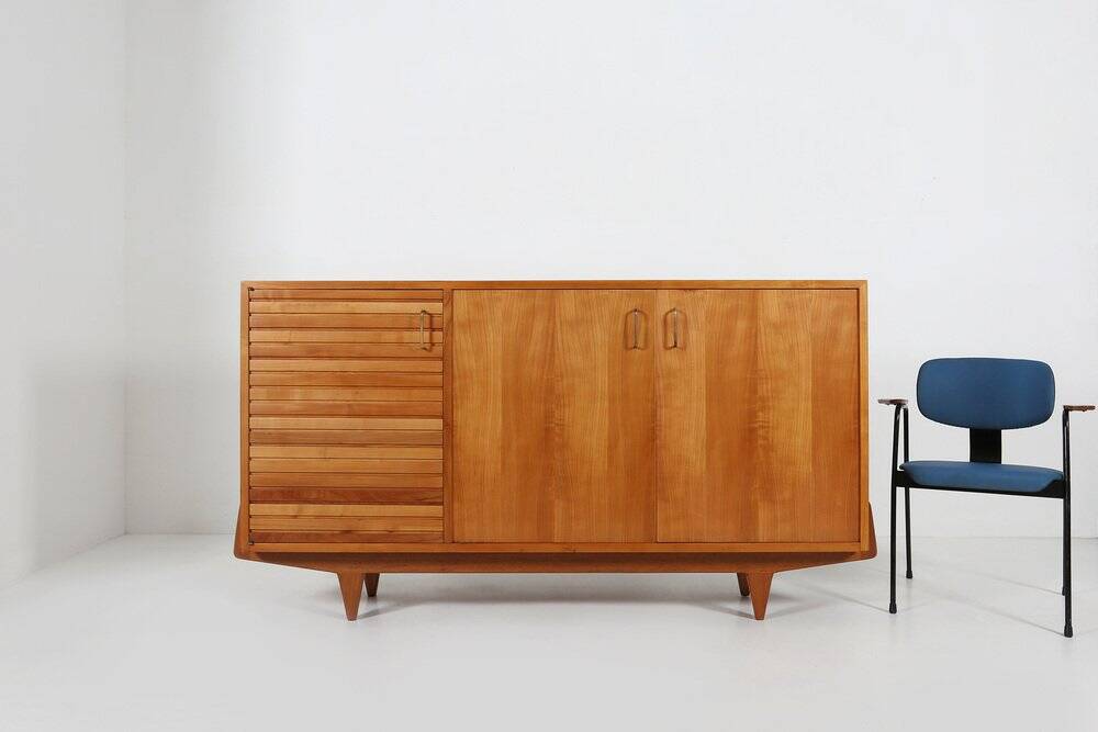 Buffet français des années 1950 en bois de cerisier massif.