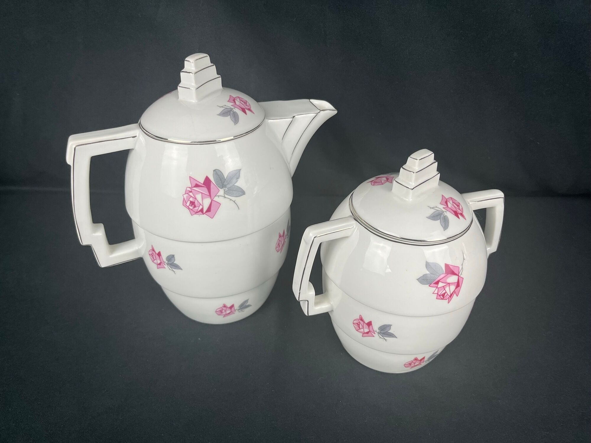Cafetière et sucrier art déco en porcelaine vers 1930