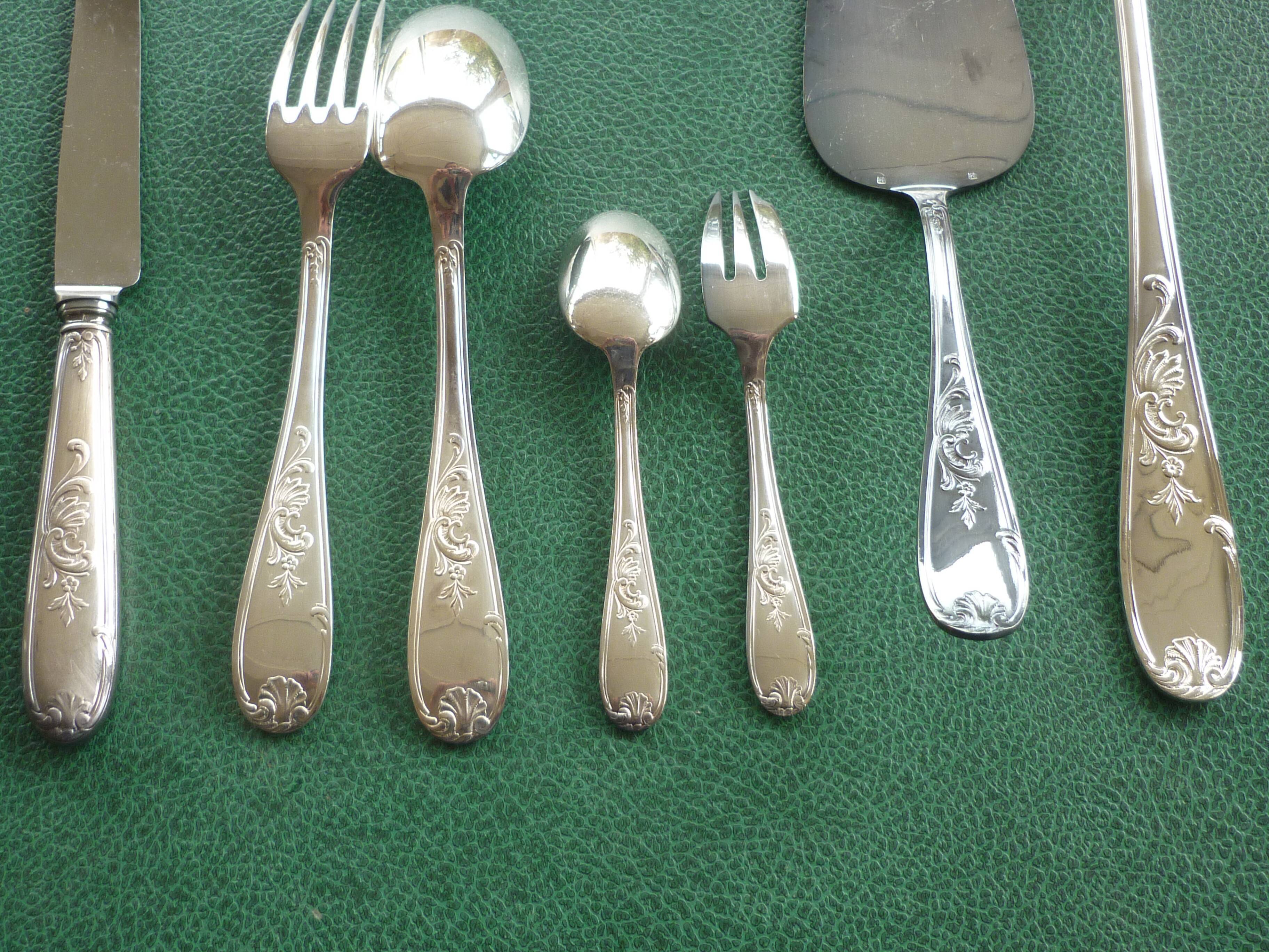 Cutlery set of 62 pieces in silver metal