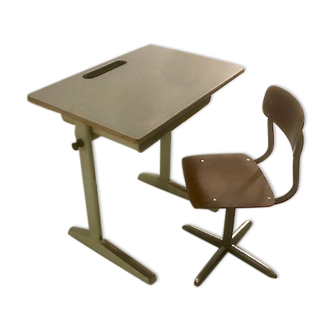 Ensemble bureau et chaise d'enfant