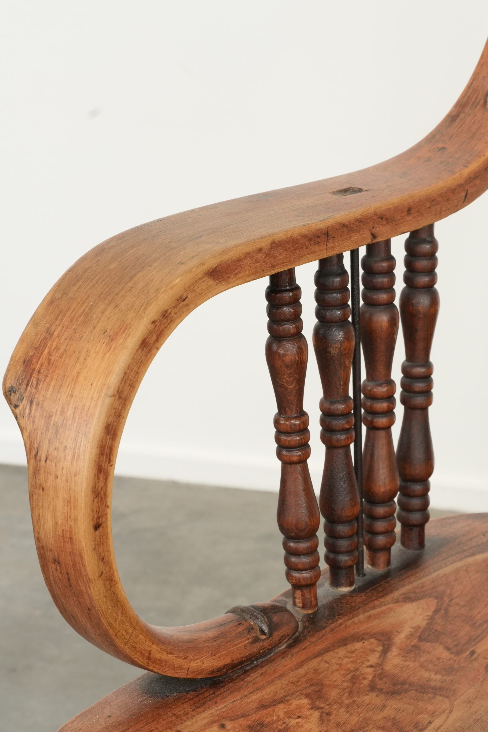 Chaise de bureau charmante avec de belles sculptures en bois du début du 20e siècle.
